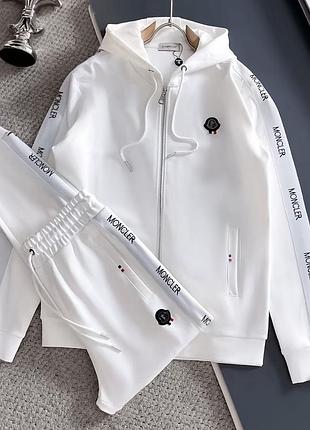 Унисекс . спортивный костюм бренда moncler, состоящий из толстовки на молнии с капюшоном и спортивных брюк.