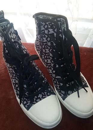 Ботинки dkny iconic monogram pandie town &amp; contry с молнией.