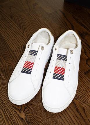 Стильні білі кеди tommy hilfiger, розмір 37–38. виконані з натуральної шкіри. дуже зручні у носінні. стан ідеальний.