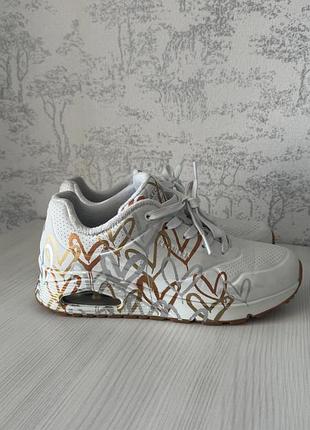 Жіночі снікерси skechers uno metallic love у білому кольорі з металевим принтом сердечок