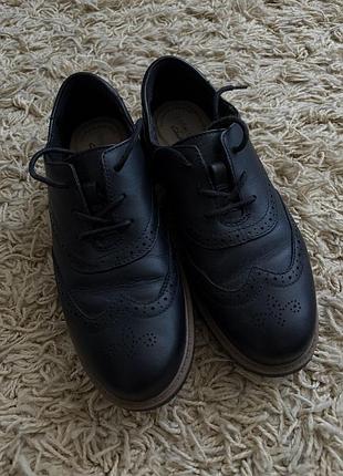 Шкіряні броги clarks
