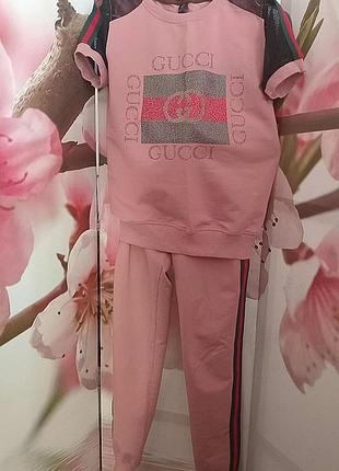 Костюм принт и лампасы gucci розовый двойка спортивный составлен из брюки + футболка