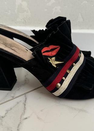 Жіночі мюлі на підборах схожі на модель бренду gucci, прикрашену фірмовою стрічкою, вишивкою у формі губ та зірки