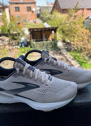 Кроссовки brooks