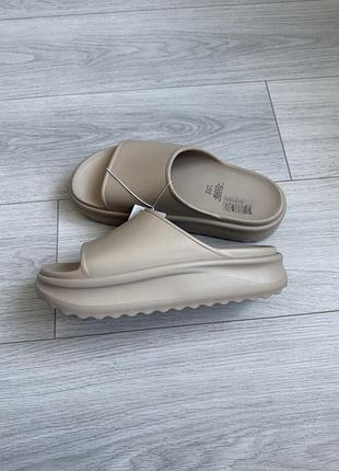 Молочные шлепки h&m на платформі (40-41)