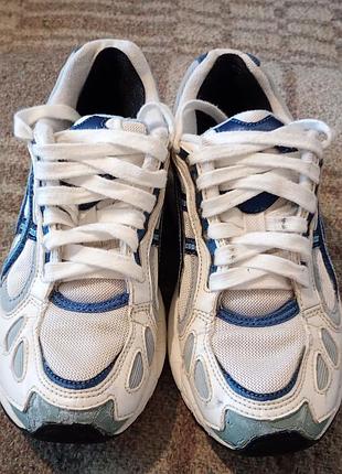 Женские кроссовки asics.