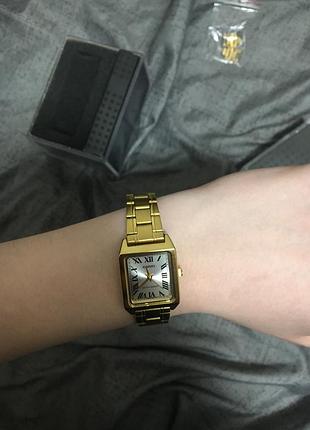 Годиник оригінальний жіночий casio золотого кольору