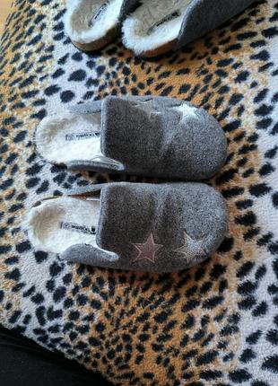 Детские тапочки бренда walkx kids – они выполнены из серого войлока с аппликацией в виде звезд и мягкой меховой подкладкой.