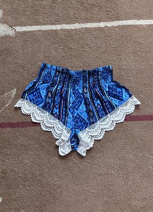 Синие мини шорты forever 21 размер xs с геометрическим узором и белой кружевной отделкой по нижнему краю в стиле бохо
