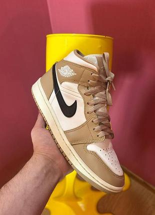 Женские кроссовки nike air jordan 1 mid бежевые, размер 40 (25.5 см), оригинал, стильные и удобные, универсальный цвет