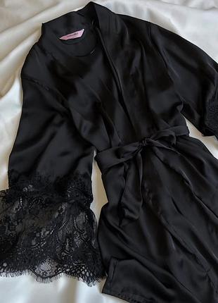 Атласний халат з мереживом hunkemöller