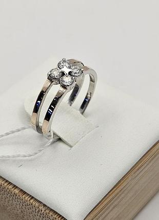 Кольцо серебряное с фианитом и золотыми пластинами "цветок" 16,5 2,18 г