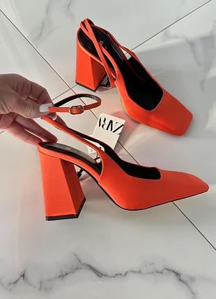 Дуже стильні босоніжки zara