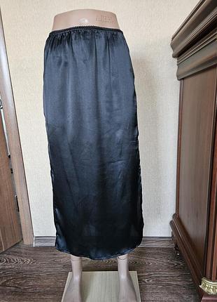 Елегантна чорна спідниця-міді в білизняному стилі (slip skirt)