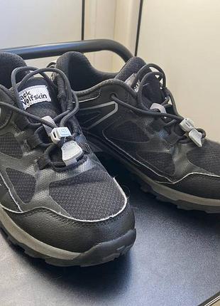 Чорні легкі жіночі кросівки jack wolfskin