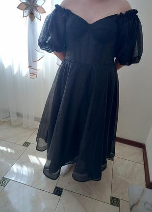 Чорне блискуче плаття