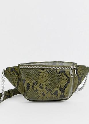 Сумка бананка з цепочками bershka кольору хакі
