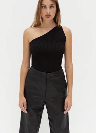 Чорний трикотажний топ на одне плече h&m