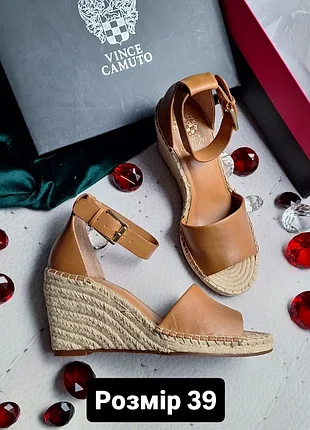 Vince camuto оригінал шкіряні cвітло-коричневі босоніжки на танкетці