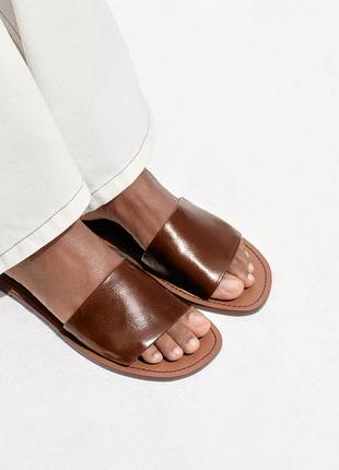 Шкіряні шльопанці zara