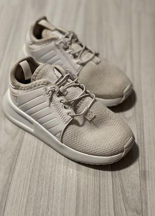 Білі легкі кросівки adidas дитячі