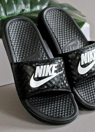 Черные шлепанцы nike benassi jdi с белым логотипом и плетеным узором.