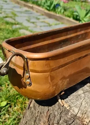 Старинное медное кашпо с фарфоровыми ручками.