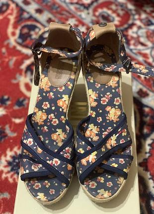 Босоніжки tommy hilfiger в стилі boho р.39