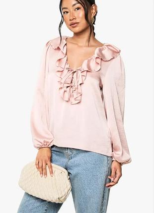 Пудровая блуза с акцентной рюшей и завязками boohoo s-m