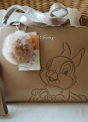 Бежева жіноча сумка disney з тисненням та пухнастим брелоком