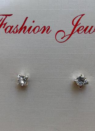 Гвоздики со вставкой переливающихся камешков. новые