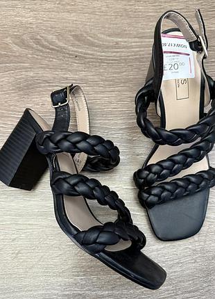 Нові босоніжки m&s p.38,устілка 25см, на вузеньку ніжку!