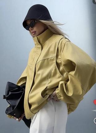 Куртка кольору yellow butter від pull&bear