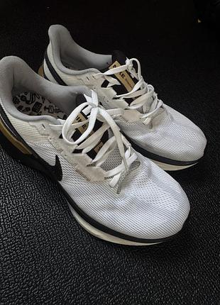 Nike structure 25 6