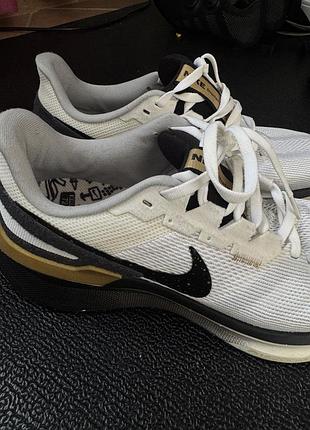 Nike structure 25 4