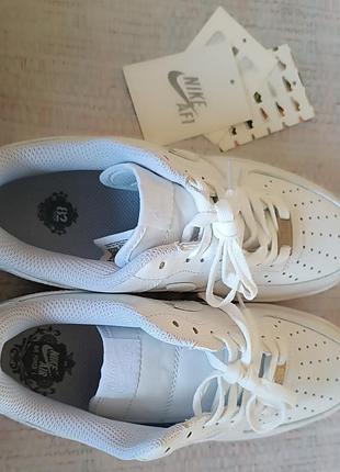 Белые женские кроссовки nike air force 1 low cmft
cw2288-111
размер 40