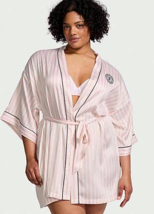 Атласний халат-кімоно victoria's secret satin short piped robe - m/l - в смужку