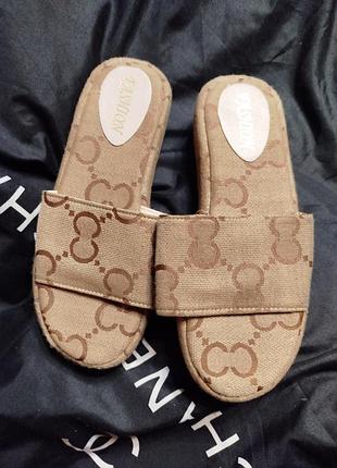 Легкі шльопанці
