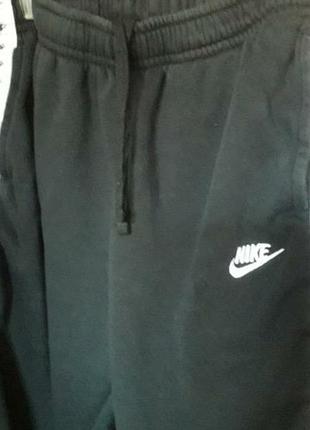 Nike спортивные штаны утепленные 40/l/48,
на резинке, 
с боковыми карманами,
внизу штанин манжети.
очень хорошее состояние,
без следов ношения
