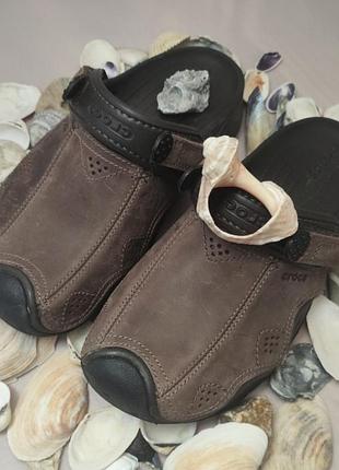 Кожаные коричневые кроксы бренда crocs