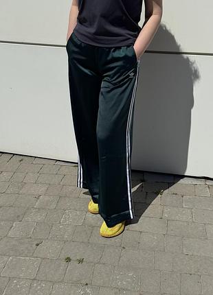 Оригінал спортивні штани adidas adicolor satin wide leg track pants 32 jv7511