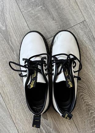 Білі туфлі-оксфорди у стилі dr. martens