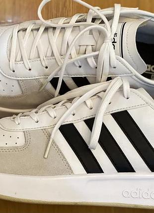 Кросівки adidas.