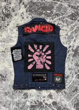 Кастомний джинсовий жилет levi’s vintage punk style ramones оригінал в ідеальному стані левайс фан рок мерч
