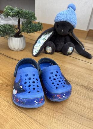 Крокси дитячі. crocs kids fun lab shark band clog.