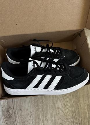 Снікерси adidas нові
