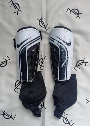 Футбольные щитки nike