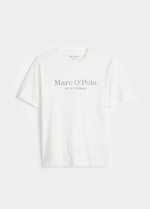 Белая мужская футболка marc o'polo с логотипом на груди.
