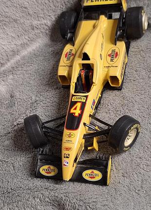 Коллекционная модель гоночного автомобиля bburago formula 1 pennzoil.