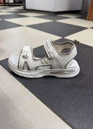 Босоніжки для дівчинки від тм apawwa, бежевого кольору.
